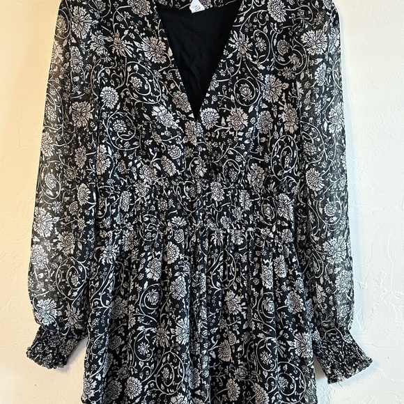 Old Navy Black and White Floral Smocked Waist Sheer Sleeves Maxi Dress Sz XS - Picture 2 of 11